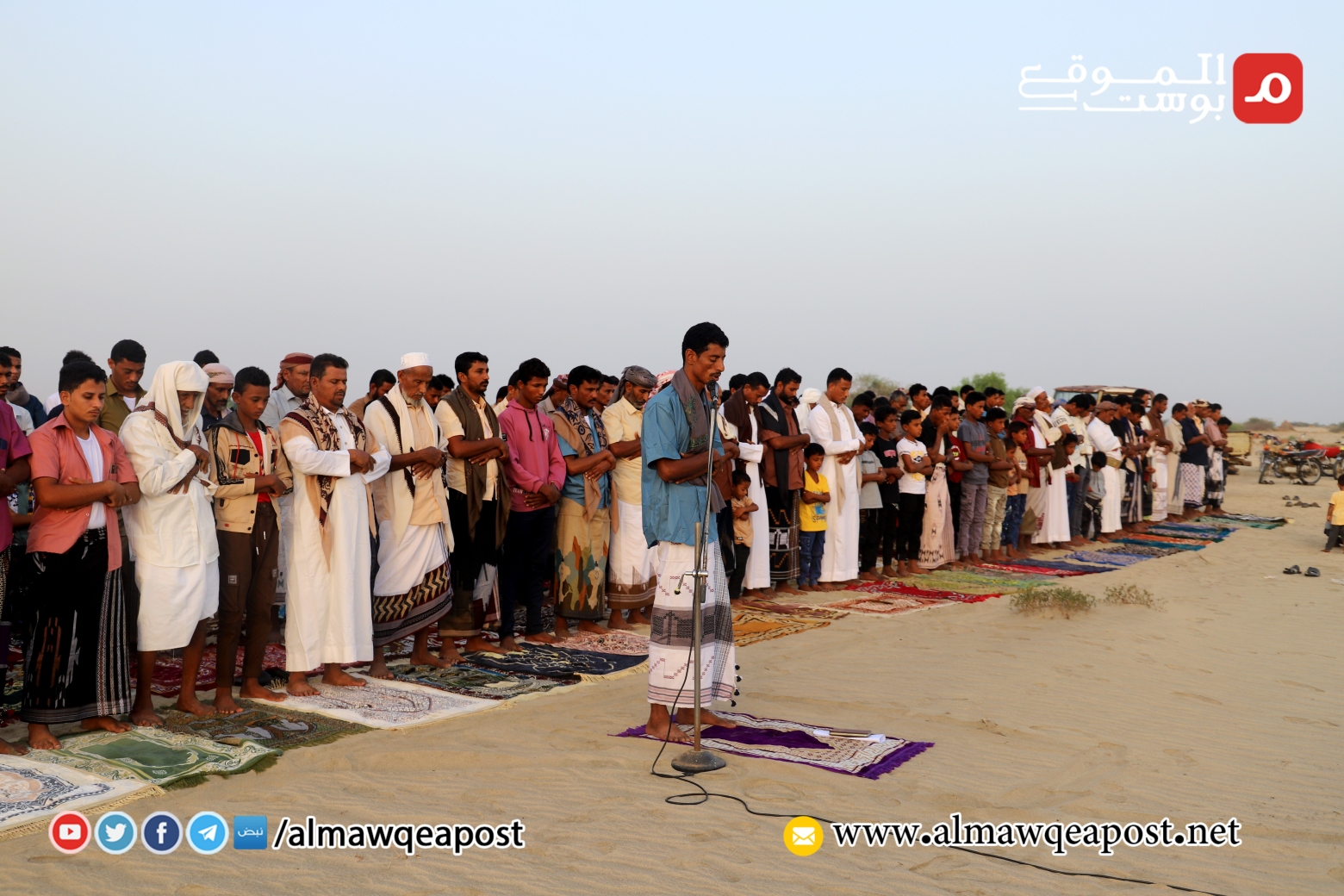 النازحون في ميدي بمحافظة حجة يؤدون صلاة عيد الأضحى في الصحراء