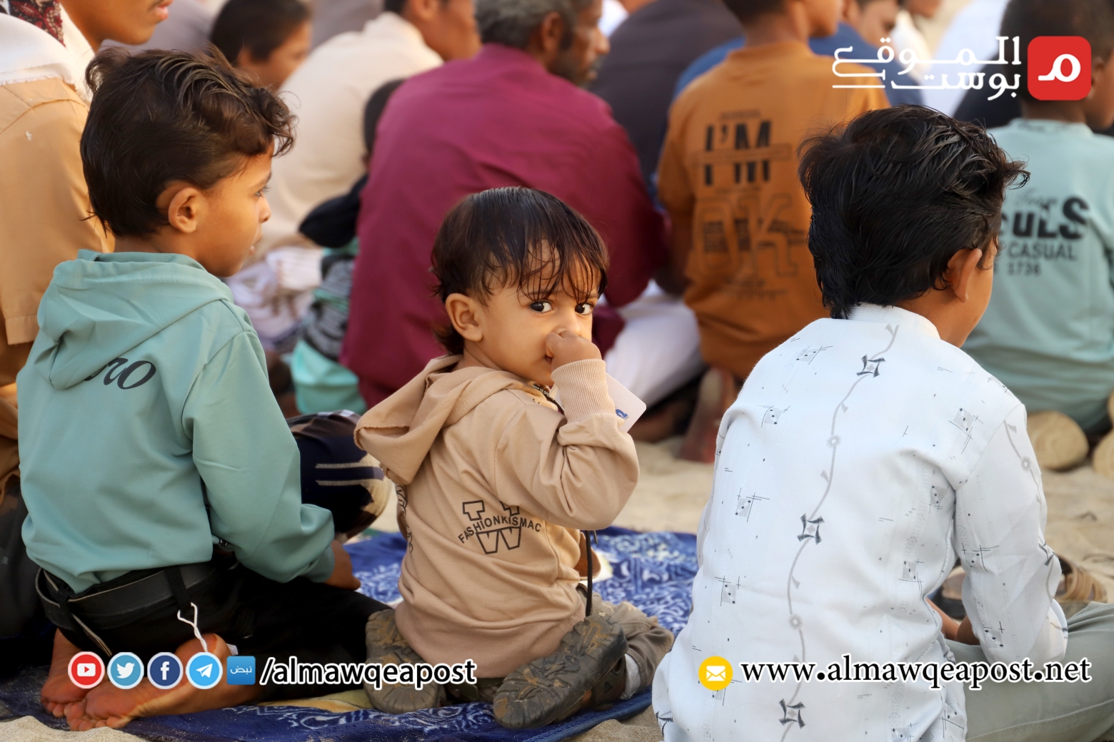 النازحون في ميدي بمحافظة حجة يؤدون صلاة عيد الأضحى في الصحراء