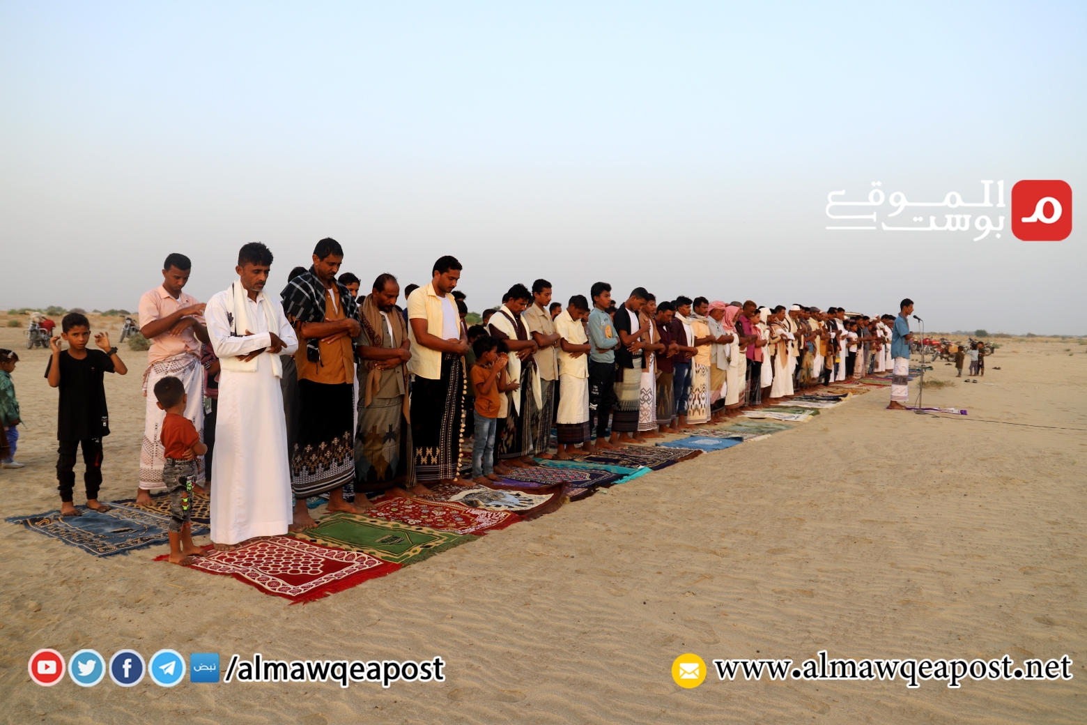 النازحون في ميدي بمحافظة حجة يؤدون صلاة عيد الأضحى في الصحراء