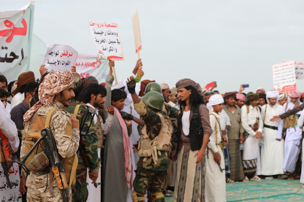 شاهد صورا من المهرجان الجماهيري بالمهرة الرافض للتواجد الأجنبي في المحافظة