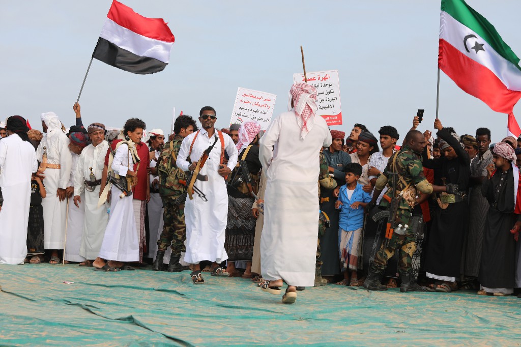 شاهد صورا من المهرجان الجماهيري بالمهرة الرافض للتواجد الأجنبي في المحافظة