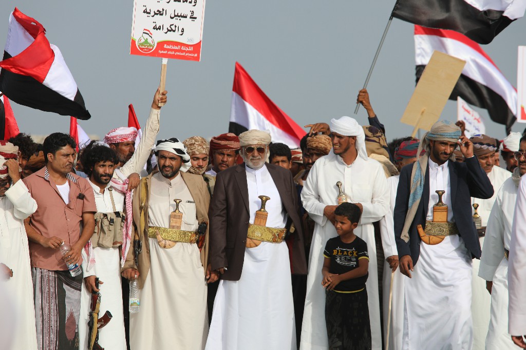 شاهد صورا من المهرجان الجماهيري بالمهرة الرافض للتواجد الأجنبي في المحافظة