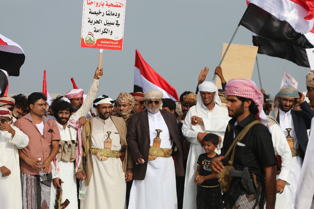 شاهد صورا من المهرجان الجماهيري بالمهرة الرافض للتواجد الأجنبي في المحافظة