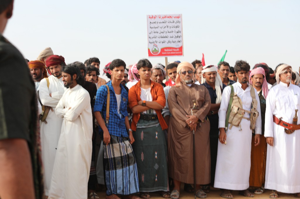 شاهد صورا من المهرجان الجماهيري بالمهرة الرافض للتواجد الأجنبي في المحافظة