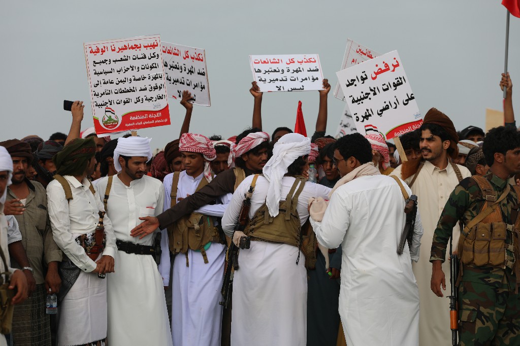 شاهد صورا من المهرجان الجماهيري بالمهرة الرافض للتواجد الأجنبي في المحافظة