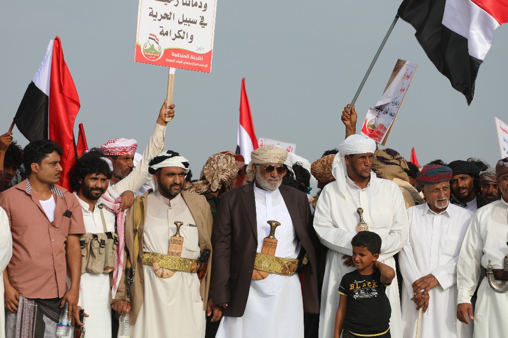 شاهد صورا من المهرجان الجماهيري بالمهرة الرافض للتواجد الأجنبي في المحافظة