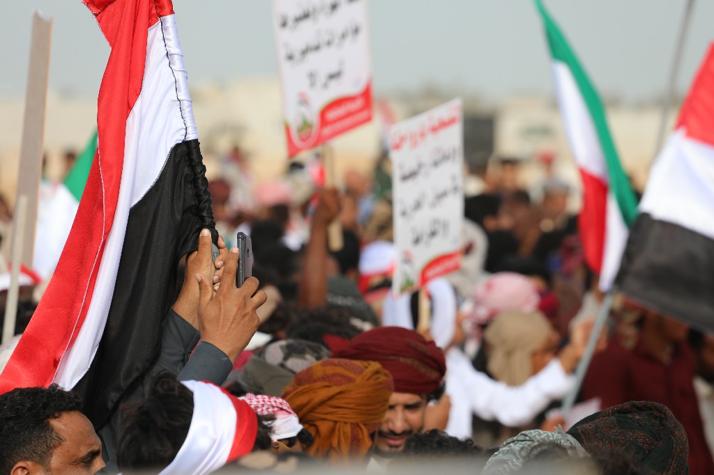 شاهد صورا من المهرجان الجماهيري بالمهرة الرافض للتواجد الأجنبي في المحافظة