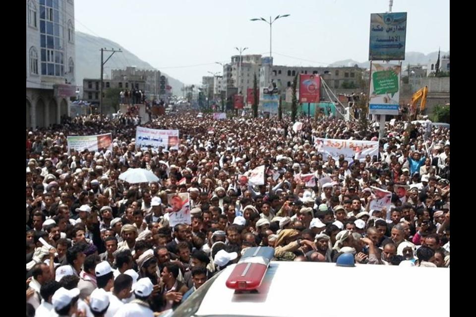 ثاني أكبر جنازة في اليمن بعد جنازة القشيبي..تشييع مهيب للشهيد الرجوي في إب