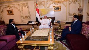 الرئيس هادي يوجه بسرعة استكمال تجنيد عدد من أبناء سقطرى