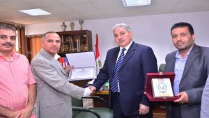 الداخلية اليمنية تمنح جامعة مصرية درع الوزارة مقابل دعمها للضباط اليمنيين