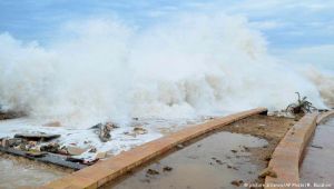 سلطات المهرة تدعو سكان المناطق الساحلية للجوء لمراكز الإيواء تحسبا للإعصار القادم