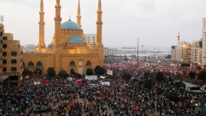 يوم حاسم بلبنان.. الحكومة تجتمع والمتظاهرون يغلقون الطرقات والسندات تهوي