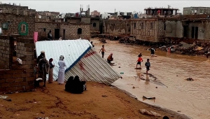 معاناة النازحين جراء السيول بمأرب متواصلة.. إهمال حكومي وغياب للمنظمات الدولية