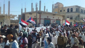 "أمهات المختطفين" تحمل الانتقالي المسؤولية عن حياة المعتقلين في سقطرى