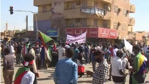 السودان.. مظاهرات تطالب بإسقاط الحكومة وأخرى بتصحيح مسار الثورة والجيش يغلق الطرق وسط الخرطوم