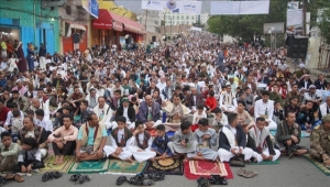 محتجون في تعز ينددون بتواطؤ المجتمع الدولي تجاه حصار الحوثيين للمدينة