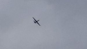 شهود عيان: الطيران الإماراتي المسير يعاود قصف نقاط الجيش في حضرموت وشبوة