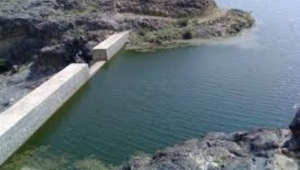 في رحلة البحث عن المياه.. وفاة طفلة غرقا في بئر مائي بمديرية مقبنة غرب تعز