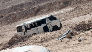 إنقلاب "باص" على متنه عشرات الطالبات في إحدى المنعطفات بمحافظة حضرموت