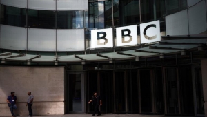 مذيع بارز في BBC يهاجم طالبا مؤيدا لفلسطين بشدة.. وصفه بـ"المعتوه"