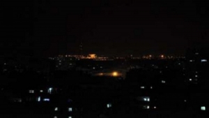 عدن .. ليلة ضائقة وظلام دامس يخيم على المدينة اثر خروج الكهرباء عن الخدمة