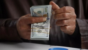 الدولار الأميركي يهبط قرب أدنى مستوى له في 3 سنوات ونصف