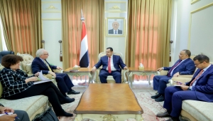 رئيس الوزراء يلتقي "ليندركينج" ويطالبه بضغوط دولية لمواجهة الحرب الحوثية على الاقتصاد الوطني