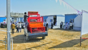 مأرب.. افتتاح مخيم سكني للنازحين وتوزيع فصول بديلة