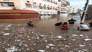 المنخفض الجوي.. سيول الأمطار تُغرق شوارع عدن وتخلف خسائر مادية