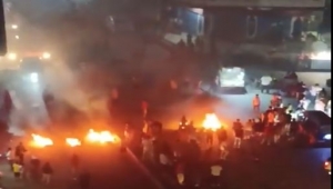 اقتلعوا صور قيادة الإمارات وطالبوا برحيل الانتقالي.. احتجاجات ليلية غاضبة في عدن تنديدا بانقطاع الكهرباء