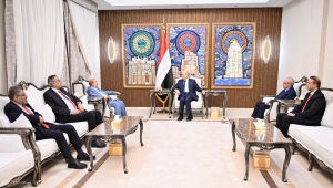 العليمي يؤكد التزام الحكومة بتدفق المساعدات الإنسانية بعد تصنيف الحوثيين