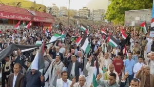 تعز.. الآلاف يتظاهرون ضد الإبادة الإسرائيلية بغزة عقب صلاة عيد الفطر