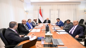 المجلس الرئاسي يجتمع برئيس الحكومة الجديد ويشدد على ضرورة العمل من الداخل