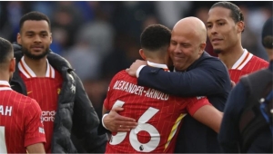 "نشعر بخيبة أمل كبيرة".. مدرب ليفربول يعلق على رحيل نجمه أرنولد