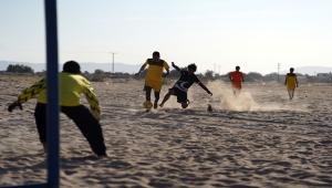 ملعب الأحلام.. كرة القدم تبث الحياة في مخيمات النازحين باليمن