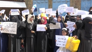 تعز.. مظاهرة نسوية تنديدا بتردي الخدمات وانهيار العملة الوطنية