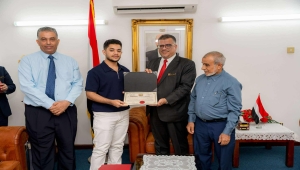 السفير باحميد يكرّم فريق صوت من المنفى تقديرًا لإبداعهم المسرحي الوطني