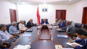 بن بريك يوجه بإعداد خطة مزمنة لإعادة تشغيل مصافي عدن
