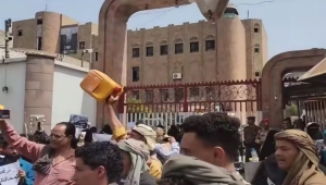 مظاهرة حاشدة في تعز تنديدا بتفاقم أزمة مياه الشرب
