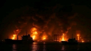 إسرائيل تشن غارات عنيفة على مواني الحديدة ومحطة "الكثيب"