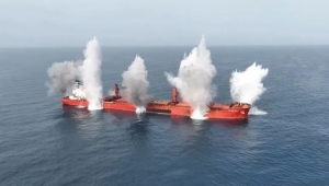 بدء إجلاء طاقم السفينة اليونانية "إتيرنتي سي" بعد هجوم قبالة سواحل اليمن