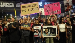 متظاهرون يغلقون شارعا حيويا وسط تل أبيب للمطالبة بصفقة تبادل أسرى