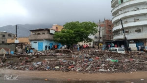 عدن.. أمطار غزيرة تؤدي لأضرار مادية وخراب لشبكة الطرقات وسط غياب لقنوات تصريف المياه "صور"