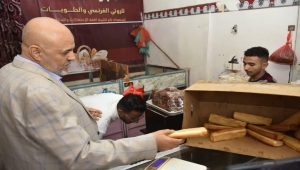 محافظ تعز يبحث التخفيضات السعرية ويقوم بزيارات ميدانية للمحلات التجارية