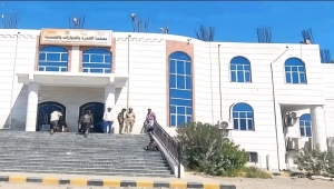 عدن.. اشتباكات بين فصائل أمنية تابعة للانتقالي لفرض السيطرة على مبنى الهجرة والجوازات