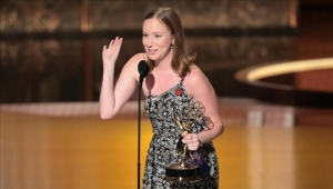 الممثلة اليهودية إينبندر تحصد جائزة إيمي وتهتف "فلسطين حرة"