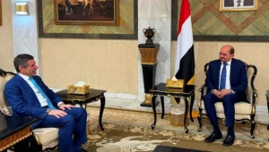 اليمن يبحث مع أمريكا تأمين الملاحة في البحر الأحمر