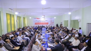 سلطات حضرموت تؤكد موافقتها إيصال الإيرادات للبنك المركزي وتطالب بإعتماد ميناء الشحر منفذا جمركيا