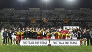 أجواء تضامنية مع فلسطين في مباراة ودية أمام كاتالونيا