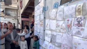 أطفال غزة يحيون يومهم العالمي بمعرض فني فوق ركام المنازل المدمرة